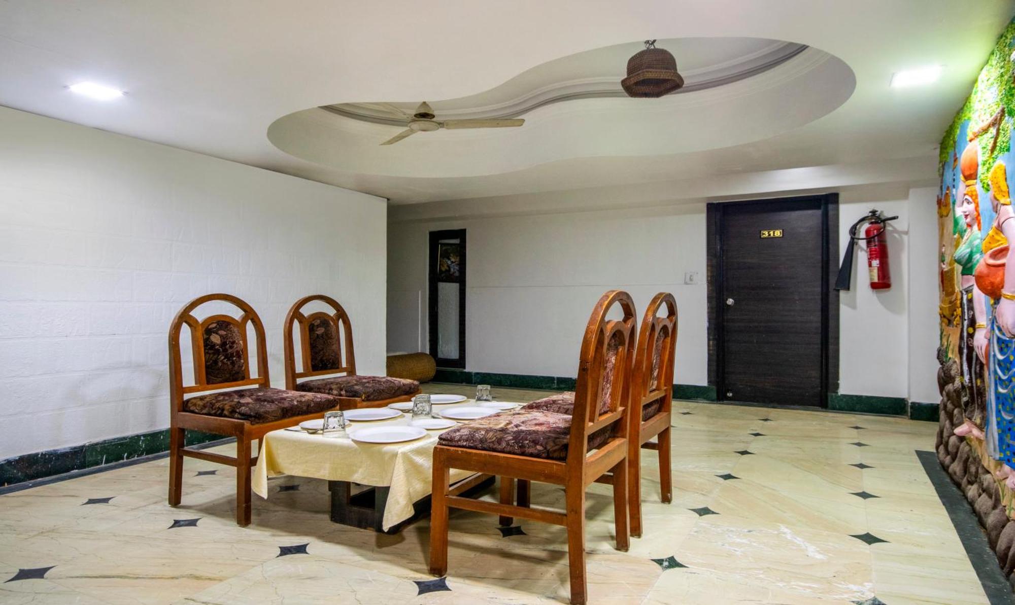 Itsy Hotels Shree Krishna Palace Ахмедабад Екстериор снимка